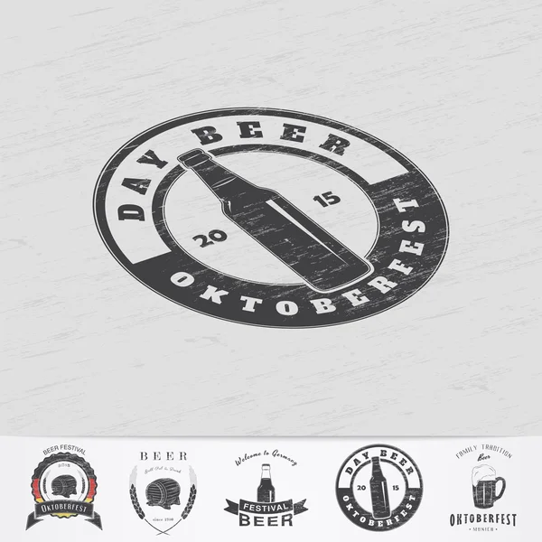 Beer and brewing. Beer festival Oktoberfest. Brewing typographic labels, logos and badges. Grunge Effect. — Wektor stockowy