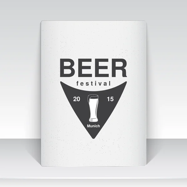 Cerveja e cerveja. Festival de cerveja Oktoberfest. Fabricação de etiquetas tipográficas, logótipos e crachás. Folha de papel branco . — Vetor de Stock