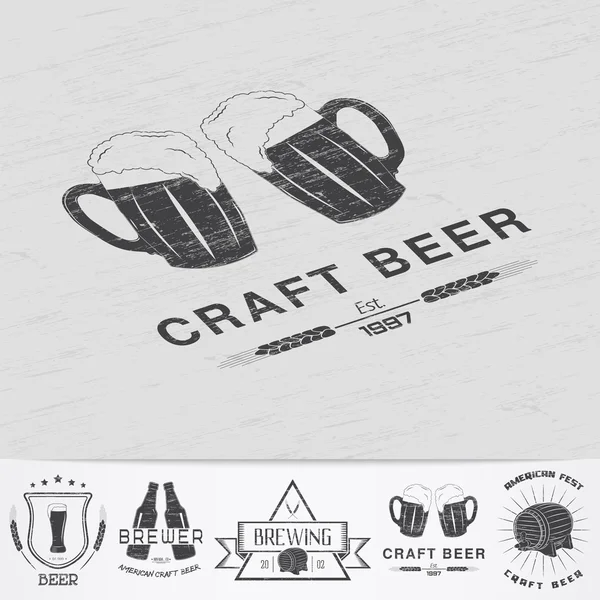 Un pub de bière. Brassage ancienne école de label vintage. Vieux grunge vintage rétro. Effet rayé, endommagé, sale. Etiquettes typographiques monochromes, autocollants, logos et badges . — Image vectorielle