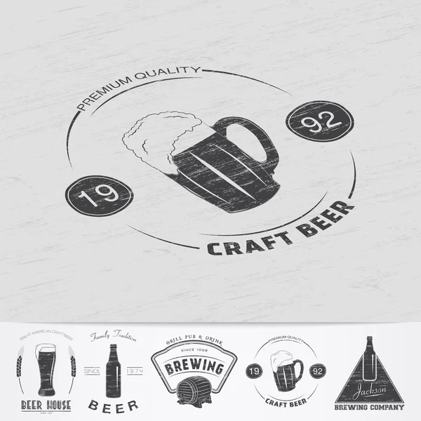 Beer pub. Brewing old school of vintage label. Old retro vintage grunge. Scratched, damaged, dirty effect. Monochrome typographic labels, stickers, logos and badges. — 图库矢量图片