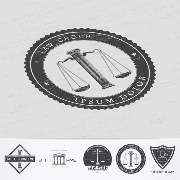 Services d'avocats. Cabinet d'avocats. Le juge, le procureur, l'avocat des labels vintage. Vieux grunge vintage rétro. Étiquettes, autocollants, logos et insignes typographiques . — Image vectorielle