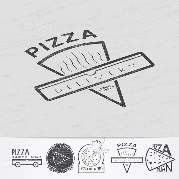 Entrega de pizza. La comida y el servicio. Antigua escuela de etiqueta vintage. Viejo grunge retro vintage. Rasguñado, dañado, efecto sucio. Etiquetas tipográficas monocromáticas, pegatinas, logotipos e insignias . — Vector de stock