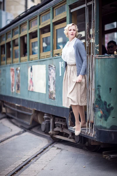 Mujer europea en estilo retro en Shanghai — Foto de Stock