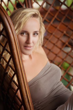 Sarışın kahverengi gözlü