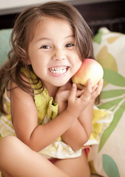 Niña feliz sosteniendo una manzana — Foto de Stock