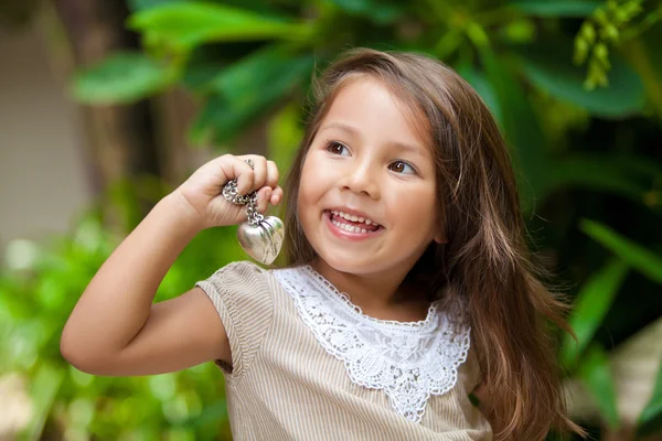 Felice bambina con i capelli scuri — Foto Stock