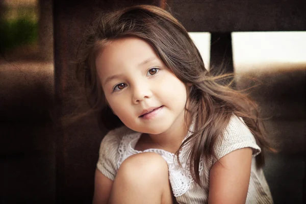 Niña feliz con el pelo oscuro — Foto de Stock