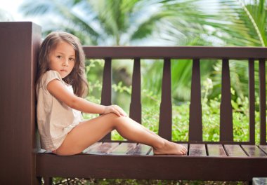 Mutlu küçük kız siyah saçlı