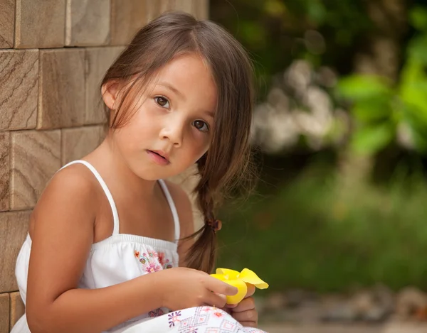 Niña feliz con el pelo oscuro Imagen de stock