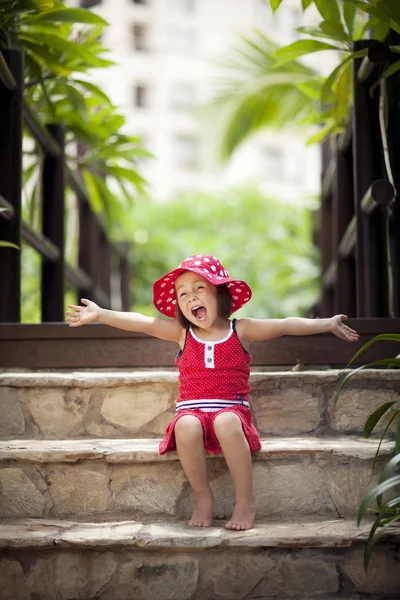 Chica en un vestido rojo — Foto de Stock
