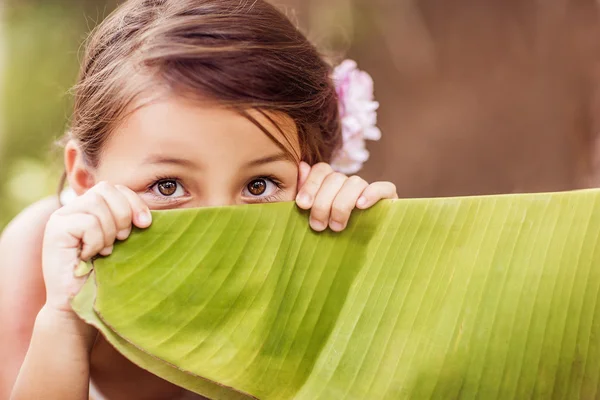 Mädchen versteckt sich — Stockfoto