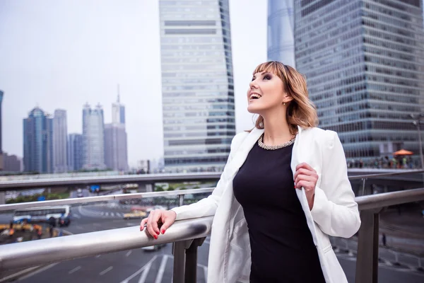 Girl in big city — Stock Photo, Image