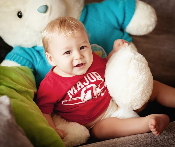 Little boy with a big toy bear — Stock Photo, Image