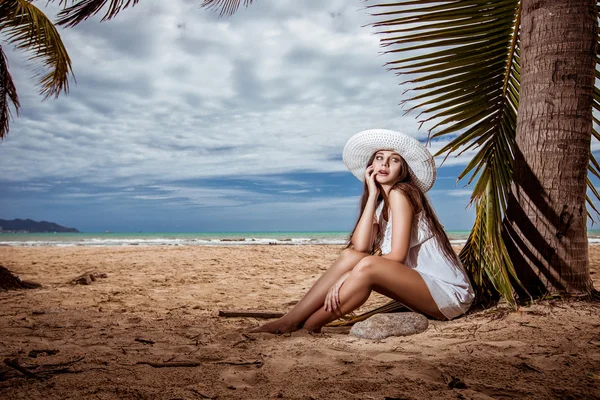 Hermosa chica en la playa —  Fotos de Stock