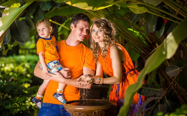 Młode rodziny w tropikach — Zdjęcie stockowe
