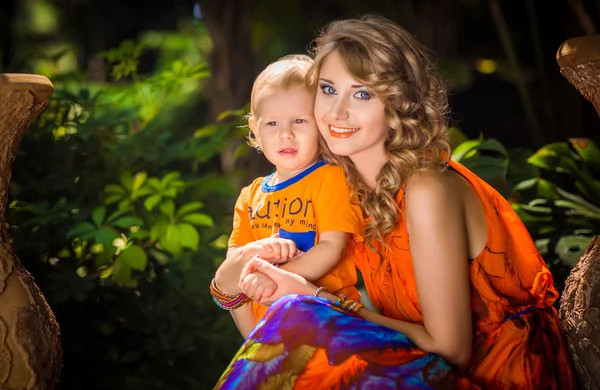 Mama i syn w tropikach — Zdjęcie stockowe