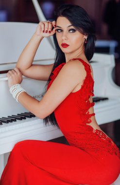 Kırmızı elbiseli güzel kız.