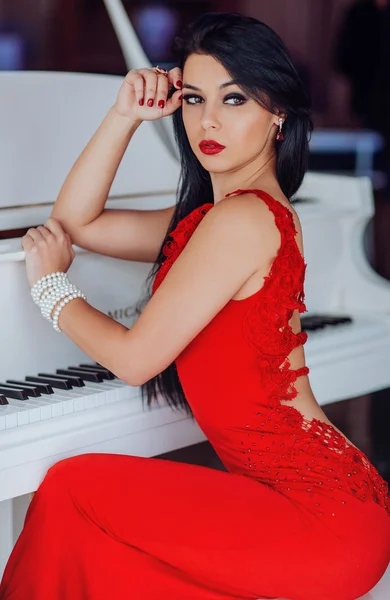 Hermosa chica en vestido rojo — Foto de Stock