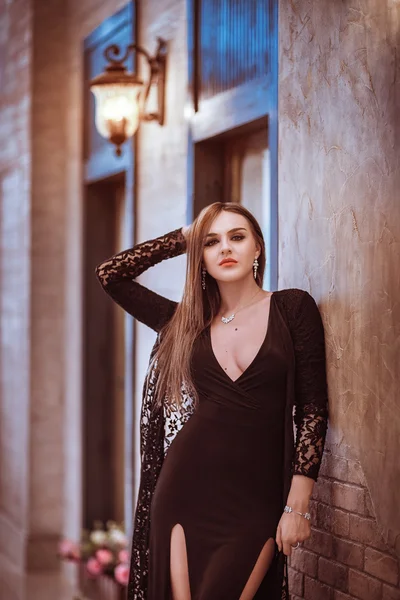 Schöne Mädchen in einem schwarzen Kleid — Stockfoto