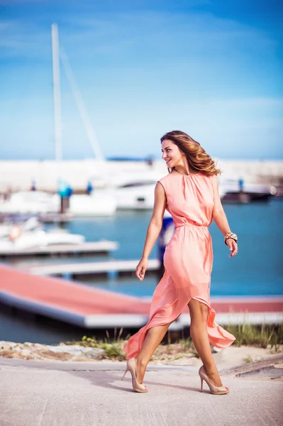 Chica en vestido rosa —  Fotos de Stock