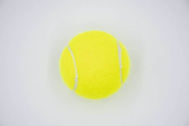 Temiz beyaz arka planda tenis topu