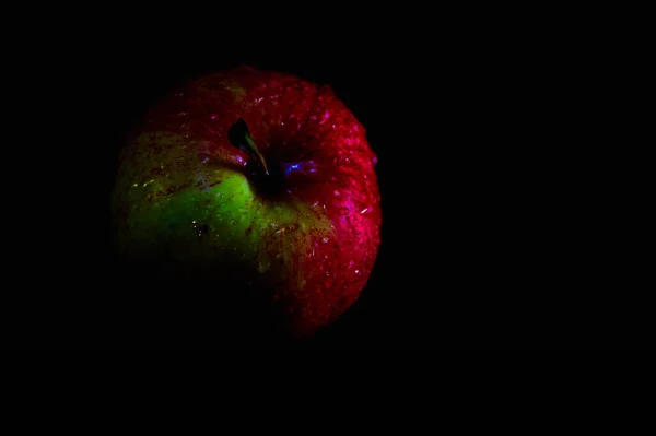 Siyah arka planda su dopları olan elma