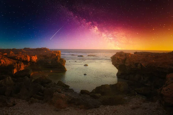 Sonbaharda deniz üzerinde soyut gece gökyüzü