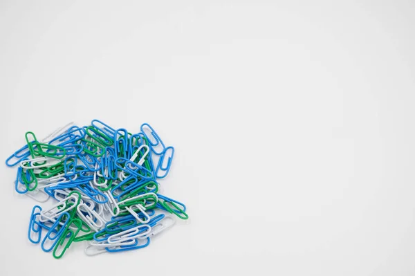 Temiz beyaz arkaplandaki ataçlar