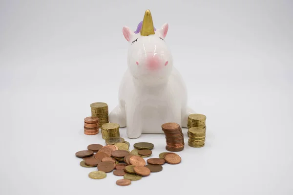 Beyaz arka planda parası olan bir kumbara.