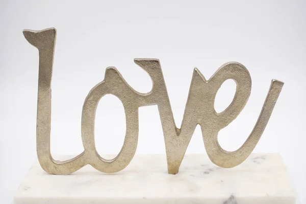 Temiz beyaz arkaplanda aşk işareti