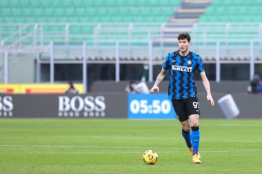 İtalya, Milan, 22 Kasım 2020: Alessandro Bastoni (İç defans oyuncusu), FC INTER - TORINO, Serie A 2020 / 2021 gün 8, San Siro Stadyumu maçının ilk yarısında ön sahada top sürüyor