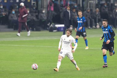 İtalya, Milan, 25 Kasım 2020: Luka Modriç (Real Madrid orta saha oyuncusu), FC INTER - REAL MADRID, Şampiyonlar Ligi 2020 / 2021 gün 4, San Siro Stadyumu maçının ikinci yarısında ön sahada pas attı.
