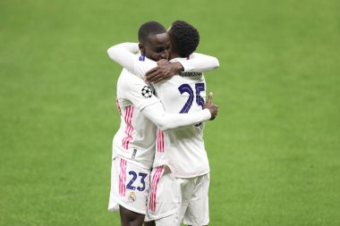 İtalya, Milan, 25 Kasım 2020: Ferland Mendy ve Rodrygo (Real Madrid), FC INTER-REAL MADRID, Şampiyonlar Ligi 2020 / 2021 gün 4, San Siro Stadyumu 'nda 59' da 2-0 'lık golü kutladı.