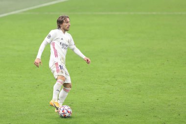 İtalya, Milan, 25 Kasım 2020: Luka Modriç (Real Madrid orta saha oyuncusu) FC INTER - REAL MADRID, Şampiyonlar Ligi 2020 / 2021 gün 4, San Siro Stadyumu maçının ikinci yarısında ön sahada top sürüyor