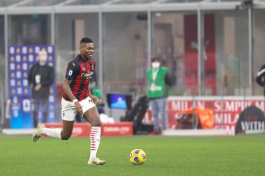 İtalya, Milan, 8 Kasım 2020: Rafael Leao (Milan forvet) futbol maçının ilk yarısında sahaya çıkıyor. AC MILAN - VERONA, Serie A 2020 / 2021 Gün 7, San Siro Stadyumu