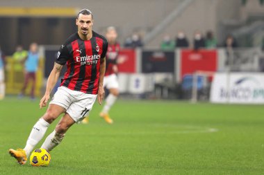 İtalya, Milan, 8 Kasım 2020: Zlatan Ibrahimoviç (Milan forveti), AC MILAN - VERONA, Serie A 2020 / 2021 Gün 7, San Siro Stadyumu, AC MILAN - VERONA maçının ilk yarısında ön sahada top sürüyor