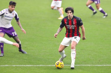 İtalya, Milan, 29 Kasım 2020: Sandro Tonali (Milan orta saha oyuncusu) futbol maçının ilk yarısındaki arka pas vuruşu AC MILAN-FIORENTINA, Serie A 2020-2021, San Siro Stadyumu