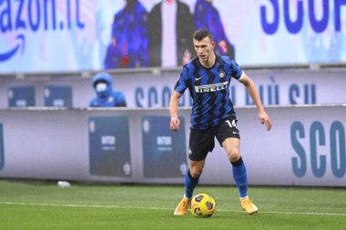 İtalya, Milan, 5 Aralık 2020: İvan Perisiç (İç saha) futbol maçının ilk yarısında ön sahada top sürüyor FC INTER - BOLOGNA, Serie A 2020-2021 gün 10, San Siro Stadyumu