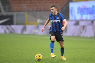 İtalya, Milan, 5 Aralık 2020: İvan Perisiç (İç saha) futbol maçının ilk yarısında top kontrolü FC INTER - BOLOGNA, Serie A 2020-2021 gün 10, San Siro Stadyumu