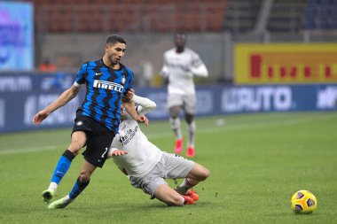 İtalya, Milan, 5 Aralık 2020: Achraf Hakimi Inter defans oyuncusu FC INTER - BOLOGNA, Serie A 2020-2021 gün 10, San Siro Stadyumu, FC INTER - BOLOGNA maçında penaltı sahasına saldırdı.