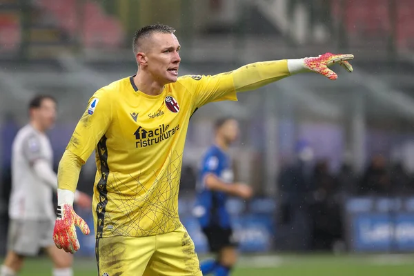 İtalya, Milan, 5 Aralık 2020: Lukasz Skorupski (Bologna kalecisi) FC INTER - BOLOGNA, Serie A 2020-2021 gün 10, San Siro Stadyumu maçının ilk yarısında danışmanlık yaptı.