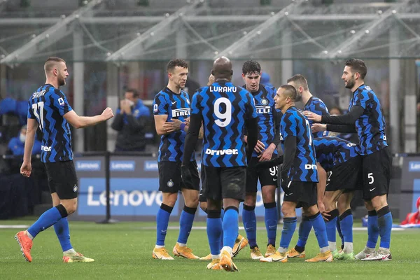 İtalya, Milan, 5 Aralık 2020: Achraf Hakimi Inter defans oyuncusu) FC INTER - BOLOGNA, Serie A 2020-2021 gün 10, San Siro Stadyumu, FC INTER - BOLOGNA maçında 70 'te 3-1' lik golü takım arkadaşlarıyla kutluyor.