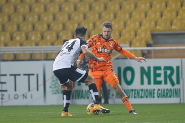 İtalya, Parma, 19 Aralık 2020: Aaron Ramsey (Juventus orta saha oyuncusu) futbol maçının ilk yarısında penaltı sahasına saldırdı: PARMA - JUVENTUS, Serie A 2020-2021 gün 13, Tardini Stadyumu