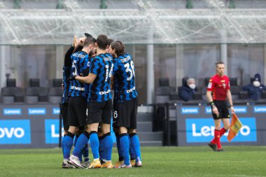 İtalya, Milan, 03 Ocak 2021: Lautaro Martinez (Inter forvet), FC INTER - CROTone, Serie A 2020-2021, San Siro Stadyumu, FC INTER - CROTone maçında 5-2 'lik golü takım arkadaşlarıyla kutluyor.