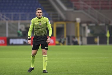 İtalya, Milan, 6 Ocak 2021: Massimiliano Irrati (hakem) AC MILAN JUVENTUS, Serie A 2020-2021, San Siro Stadyumu, AC MILAN maçında ilk yarıda kaleci atışı bekliyor