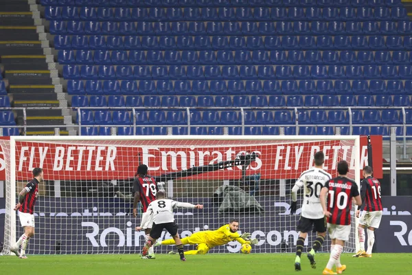 İtalya, Milan, 6 Ocak 2021: Gianluigi Donnarumma (Milan kalecisi), AC MILAN ile JUVENTUS, Serie A 2020-2021, San Siro Stadyumu 'nun ilk yarısındaki maçını kurtardı.