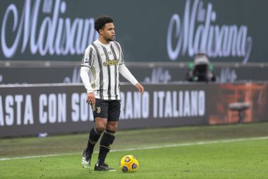 İtalya, Milan, 6 Ocak 2021: Weston Mckennie (Juventus orta saha oyuncusu), AC MILAN - JUVENTUS, Serie A 2020-2021, San Siro Stadyumu, AC MILAN - JUVENTUS maçının ikinci yarısında ön sahada top sürüyor.
