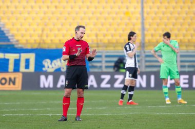 İtalya, Parma, 10 Ocak 2021: Luca Pairetto (hakem) futbol maçının ikinci yarısında sahaya düzen getirdi: PARMA - LAZIO, Serie A 2020-2021, Tardini Stadyumu, Tardini Stadı