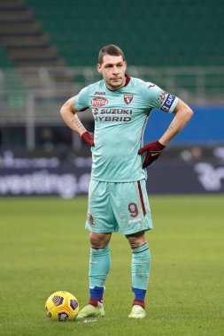 İtalya, Milan, 9 Ocak 2021: Andrea Belotti (Torino forvet) futbol maçının ilk yarısında serbest atış yapmaya hazır AC MILAN - TORINO, Serie A 2020-2021 Gün 17, San Siro Stadyumu