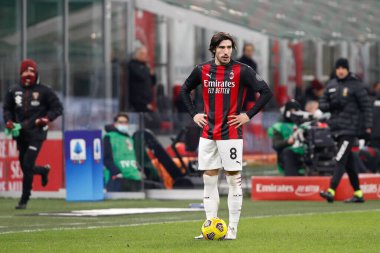 İtalya, Milan, 9 Ocak 2021: Sandro Tonali (Milan orta saha oyuncusu), AC MILAN - TORINO, Serie A 2020-2021, San Siro Stadyumu 'nda ikinci yarıda serbest atış yapmaya hazır.